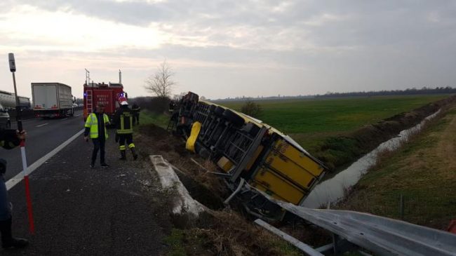 Camion di ribalta a Villamarzana, conducente salvo