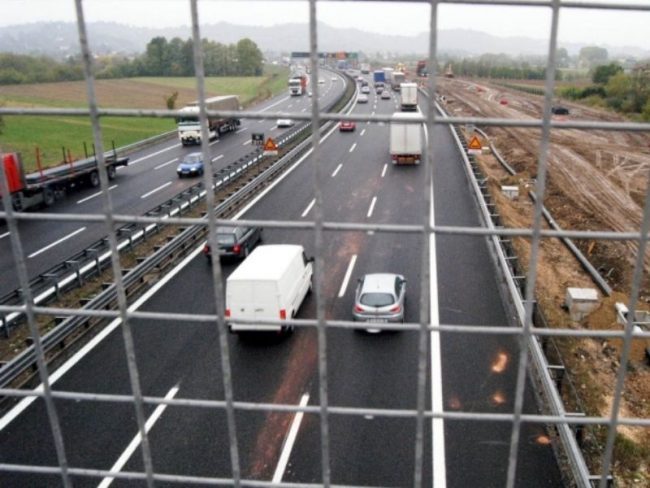 Lancia un masso di 8 kg dal cavalcavia dell’autostrada: arrestato VIDEO