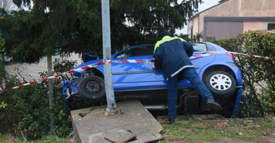 Schianto sulla strada per Grignano, auto finisce contro un palo