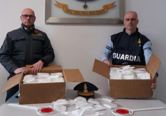 La Guardia di Finanza scopre una fabbrica abusiva di mascherine