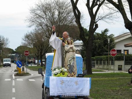 A Bibione in tempi di Coronavirus la Messa è itinerante