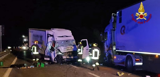 Schianto sulla Romea nella notte: due feriti