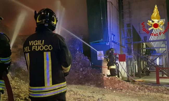 Montebello, incendio nell’impianto smaltimento rifiuti: oggi i risultati dell’Arpav