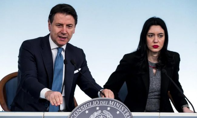 Tutti promossi e maturità solo online, ma non solo: il testo del decreto scuola