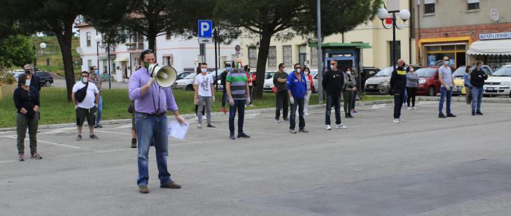 Porto Tolle: la protesta delle mascherine tricolori contro le misure insufficienti del Governo