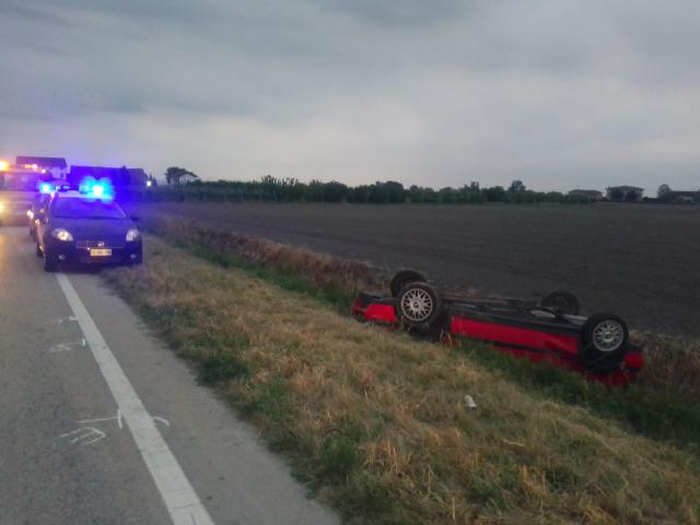 Tragedia a Lendinara, 46enne finisce nel fossato con l’auto e muore