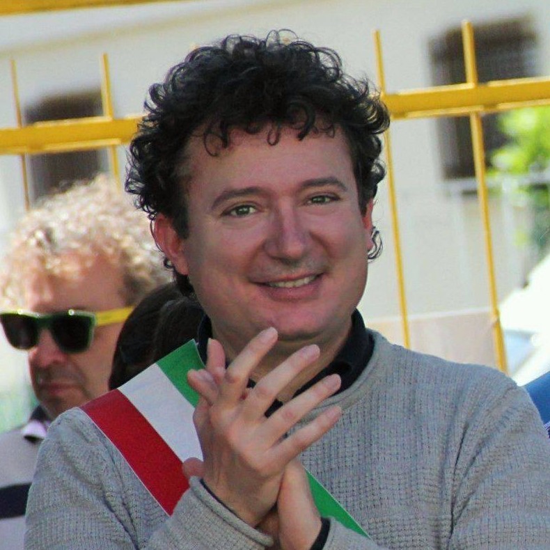 Adria, bizzarra ordinanza anti zanzare: “Con il buio obbligatorio vestirsi di chiaro”