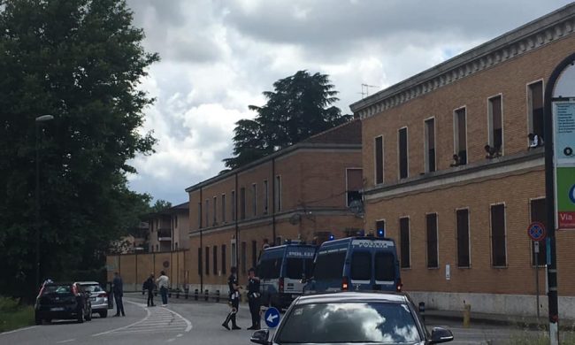 Rivolta degli immigrati all’ex caserma “Serena”: intervengono gli agenti in tenuta antisommossa