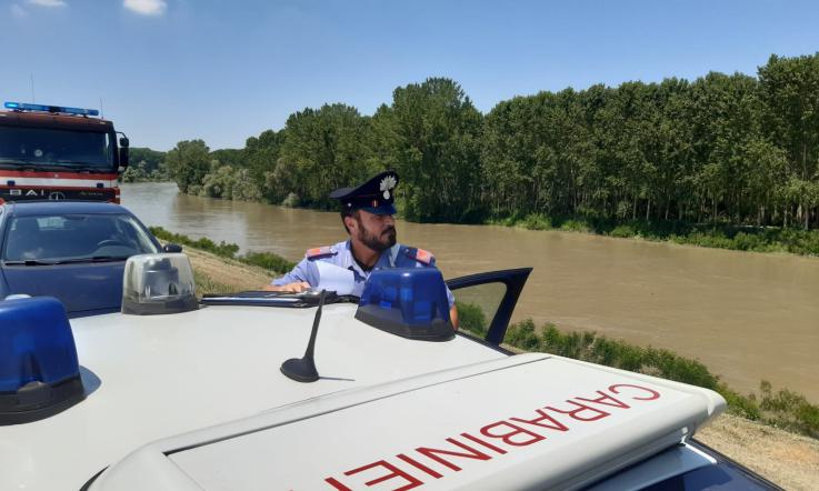 I Carabinieri lo beccano con la droga, lui scappa tuffandosi nel Po
