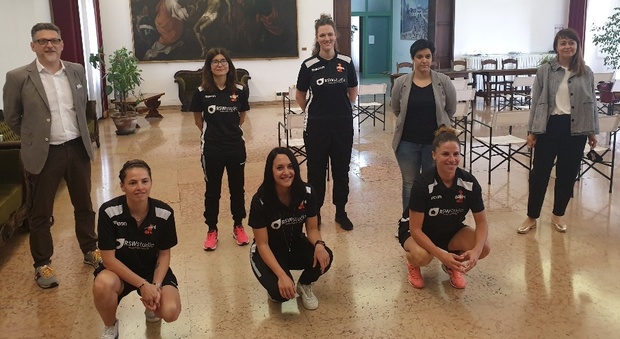 Il sindaco Gaffeo accoglie in comune le atlete del Calcio Granzette