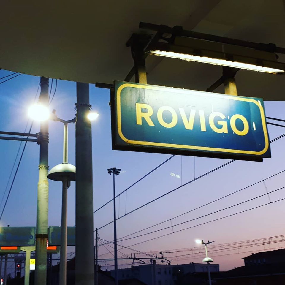 Cade dalle scale e muore: la tragedia in stazione ferroviaria a Rovigo