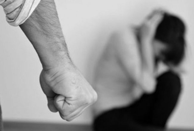 Moglie coraggiosa denuncia il marito: per dieci anni è stata violentata e picchiata