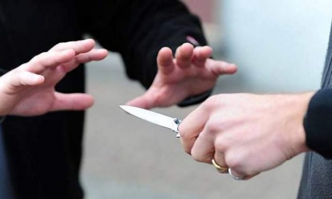 Due sorelle e ballerine accoltellano una collega del night: è grave