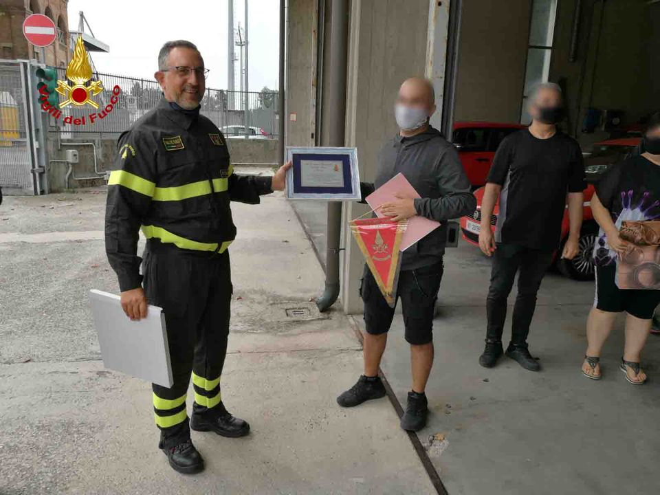 Incontra i Vigili del fuoco che lo strapparono alla morte dopo l’incidente