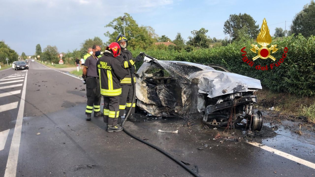 Tragedia sulla Statale Adriatica, frontale tra auto: due morti e un ferito – FOTO