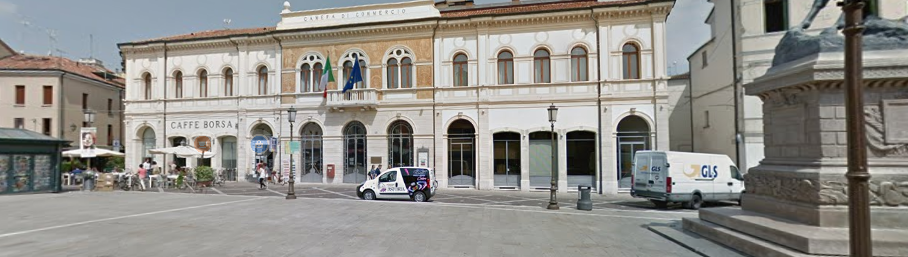 Ai tempi del Covid la consegna delle lauree è in piazza