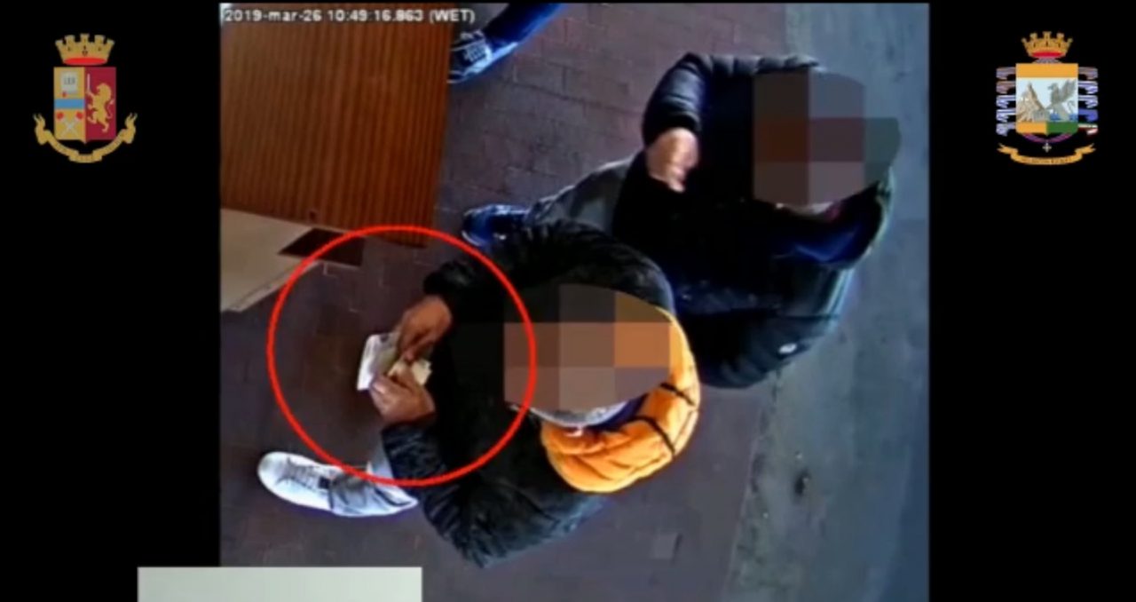 False revisioni di mezzi pesanti in cambio di “mazzette”, ai domiciliari un rodigino
