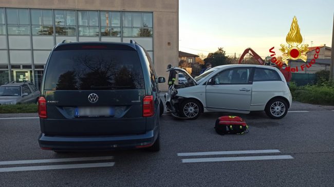 Scontro tra due auto a Rovigo: tre persone coinvolte, due feriti