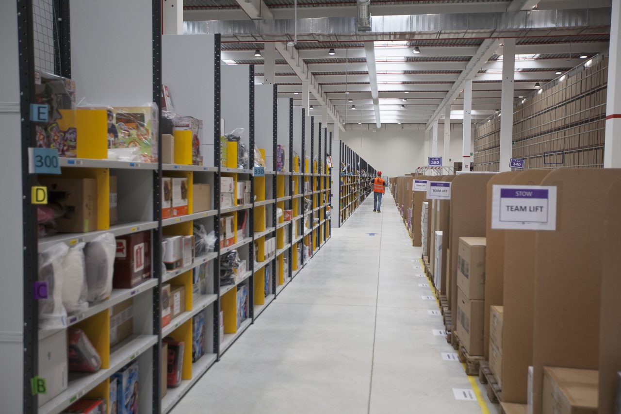Dipendente ladro lavorava nel magazzino Amazon ma razziava gli smartphone