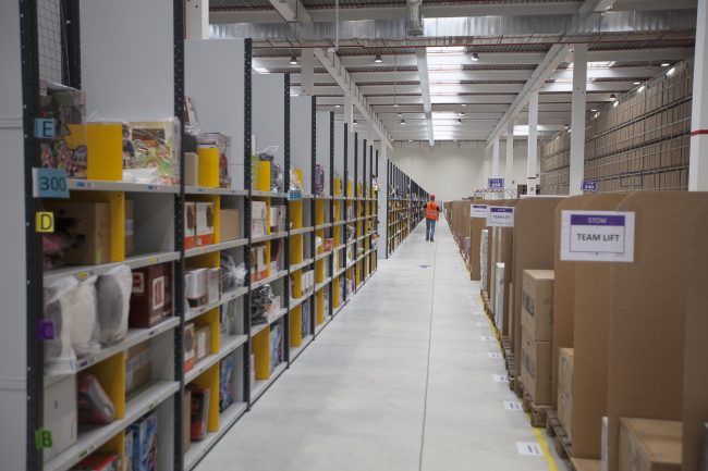 Dipendente Amazon sorpreso a rubare uno smartphone durante il turno lavoro