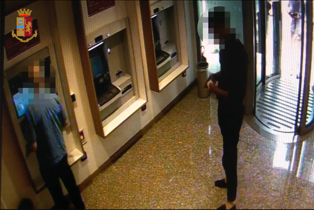 Raggiravano e derubavano anziani allo sportello del bancomat: arrestati due francesi VIDEO