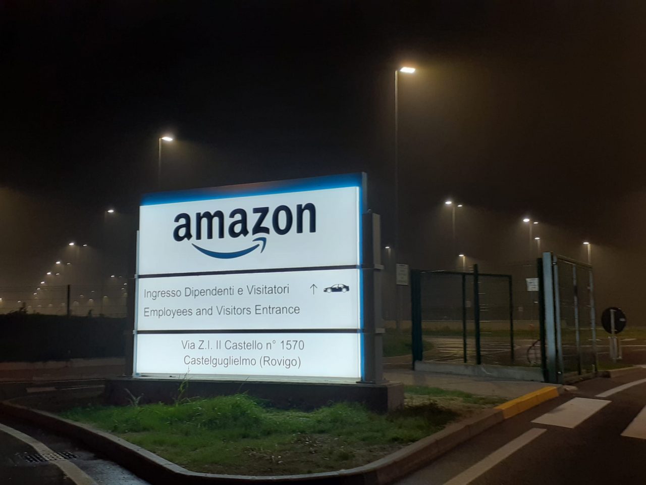 Amazon ai precari: “Orgogliosi delle condizioni di lavoro che offriamo ai nostri dipendenti”