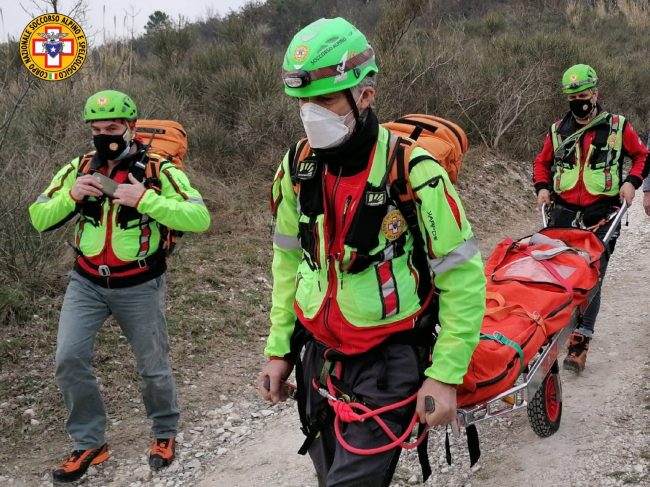 Scivola sul sentiero che porta a Cava Bomba, ferita una 38enne