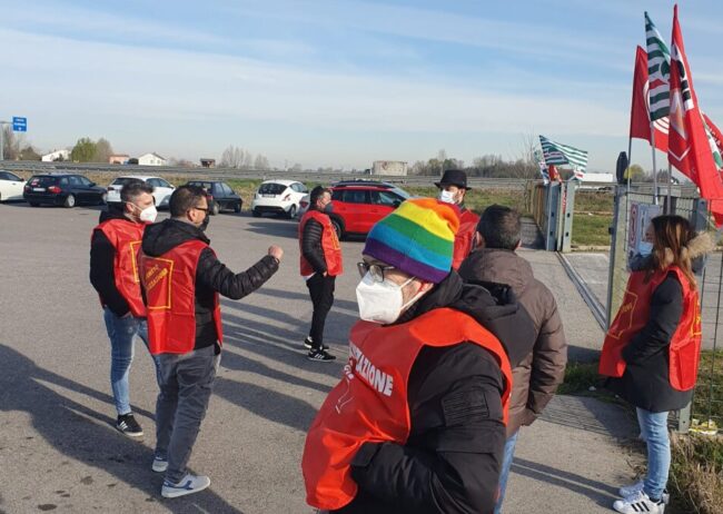 Sciopero dipendenti Amazon, presidio davanti al magazzino di Castelguglielmo San Bellino