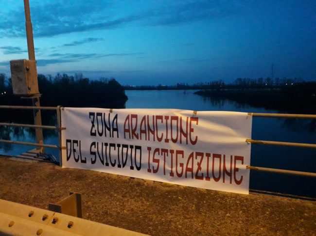 Striscione Forza Nuova: “Zona arancione del suicidio istigazione”