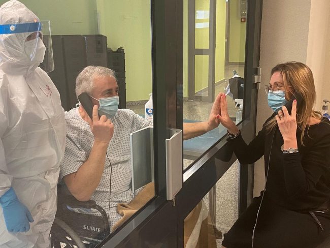 Covid Hospital Trecenta: visite per i pazienti con interfono attraverso una vetrata