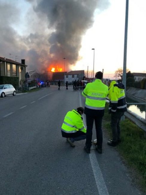 Incendio al calzaturificio a Fratta Polesine: esclusi problemi ambientali