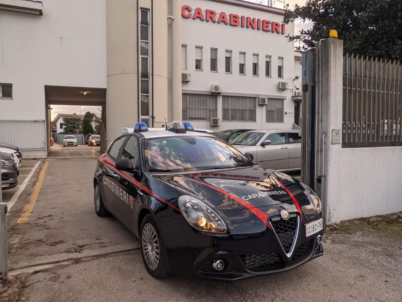 Si introduce nel ristorante e tenta di rubare un frigorifero da banco ma viene scoperto