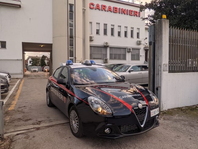 Si introduce nel ristorante e tenta di rubare un frigorifero da banco ma viene scoperto