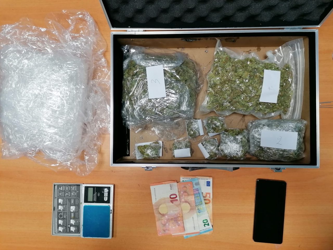 Fermato per un controllo, in auto aveva droga e un tirapugni