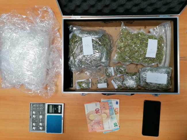 Fermato per un controllo, in auto aveva droga e un tirapugni
