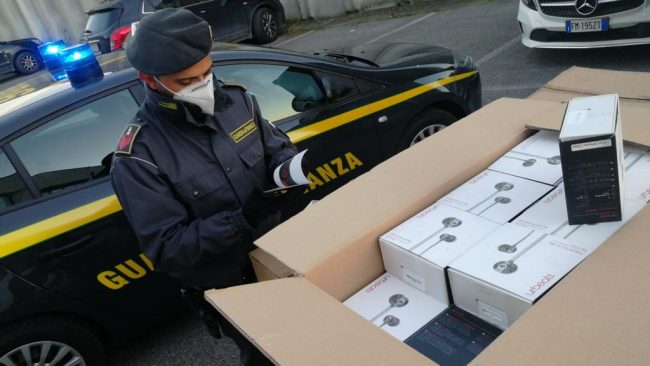 Sequestrate 15mila paia di scarpe provenienti dalla Cina e 2mila cuffie