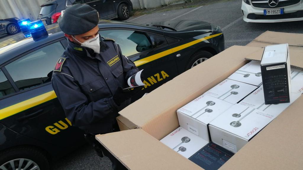 Sequestrate 15mila paia di scarpe provenienti dalla Cina e 2mila cuffie