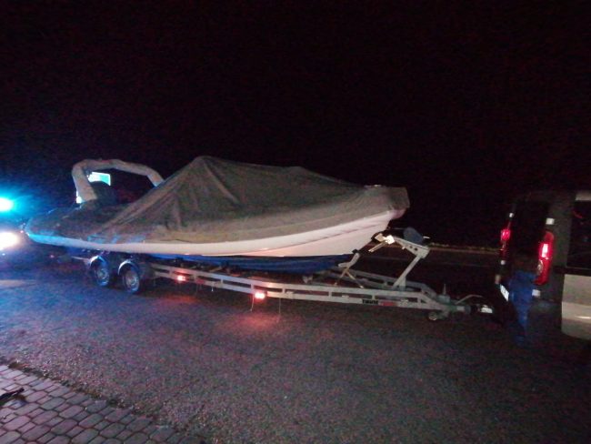Ruba un carrello con un gommone marino ma viene bloccato dai Carabinieri