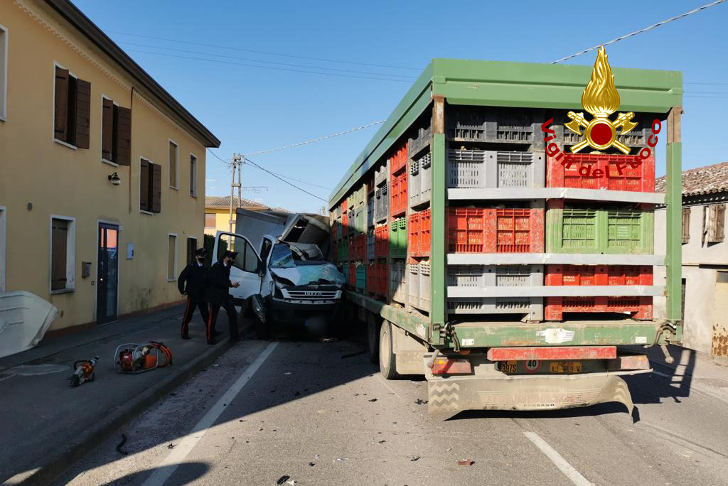 Le drammatiche foto dell’incidente sulla SP 91: morto autista 75enne