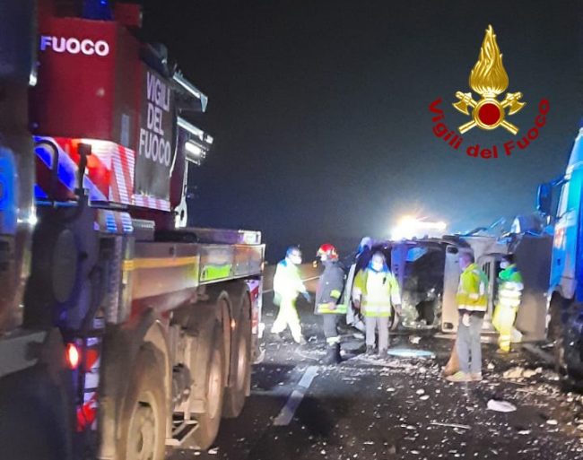 Le foto dell’incidente in A13 tra un furgone che trasportava medicinali e un autoarticolato