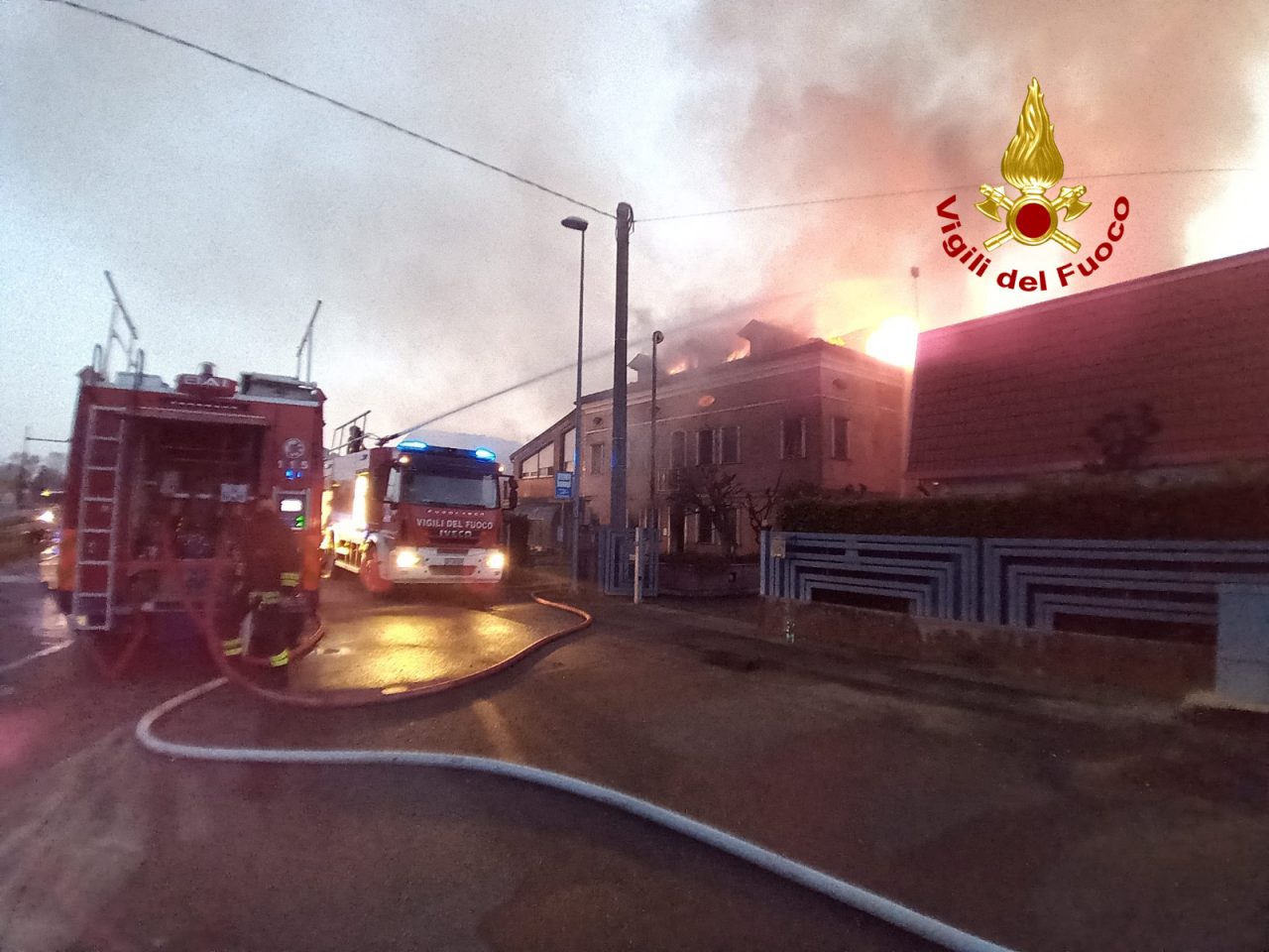 Le foto dell’incendio a Fratta Polesine: calzaturificio distrutto dalle fiamme