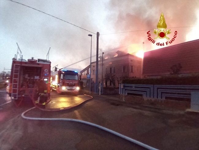 Le foto dell’incendio a Fratta Polesine: calzaturificio distrutto dalle fiamme