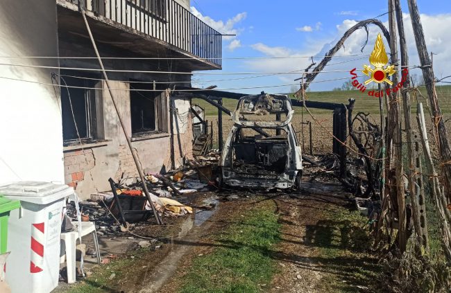 Le foto dell’incendio di un’auto alimentata a metano a Polesella