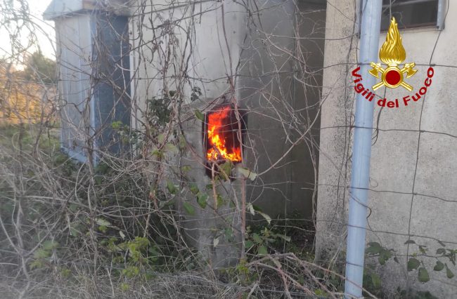 In fiamme una centralina, bloccata la linea ferroviaria Rovigo Chioggia