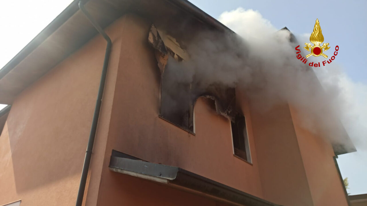 Le foto dell’incendio in una villetta bifamiliare a Badia Polesine: salvato anche il cagnolino Pippo