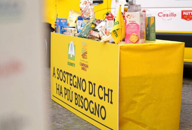 Coldiretti per Pasqua dona pacchi solidali alle famiglie in difficoltà