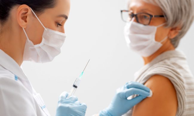 “Vax day” domenica senza prenotazione per gli over 80