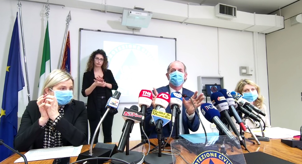 Il Veneto in zona arancione da lunedì, Zaia preoccupato: “Evitate ogni assembramento”