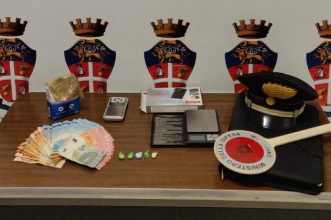 Alla vista dei Carabinieri tenta la fuga con il monopattino: era in possesso di cocaina