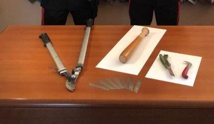 Fermati per un controllo: in auto avevano oggetti atti ad offendere tra cui lame e una mazza da baseball